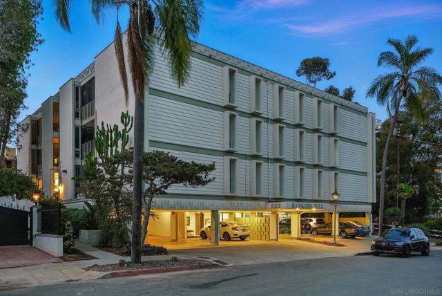 222 Quince St, San Diego CA: https://media.crmls.org/mediaz/8a6856aa-dcaf-4847-a8fe-159c301d2fec.jpg