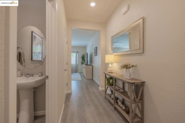 3807 Bridgemeadow Way, Sacramento CA: https://media.crmls.org/mediaz/8a696f23-bfae-4bce-a875-56b7238b29cc.jpg