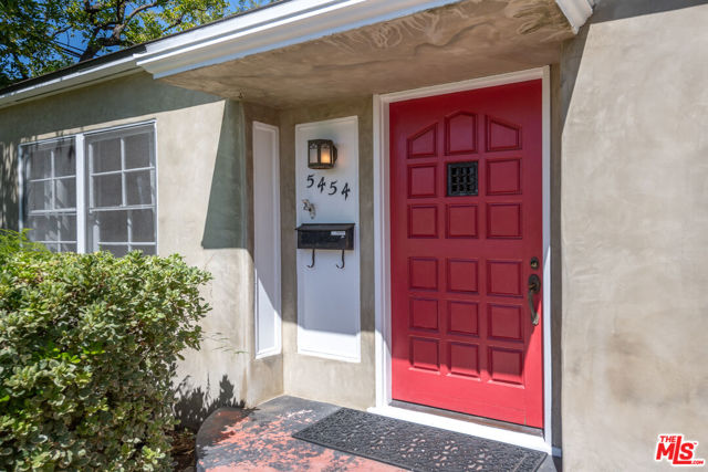 5454 Agnes Avenue, Valley Village CA: https://media.crmls.org/mediaz/8a6c5bd0-183a-4457-9136-50d78c3efcde.jpg