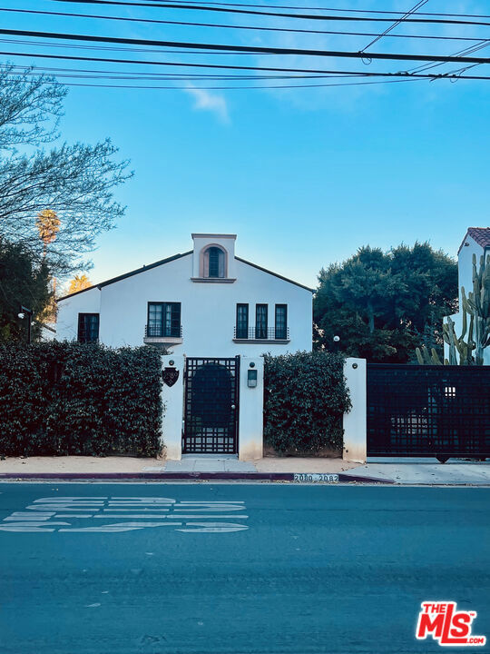 2080 1/2 Vine Street, Los Angeles CA: https://media.crmls.org/mediaz/8a6ca989-77a8-4c53-b91f-804140c7c2d8.jpg