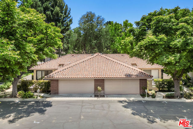 4042 Stoneriver Court, Westlake Village CA: https://media.crmls.org/mediaz/8a6cfede-90ba-4add-9df4-cea84589b75f.jpg