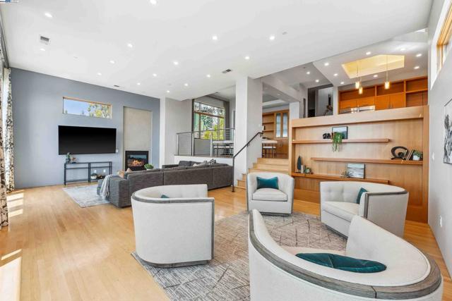 103 Diablo Dr, Oakland CA: https://media.crmls.org/mediaz/8a6d0896-6a3a-4b3b-bc3c-e679191bdc70.jpg