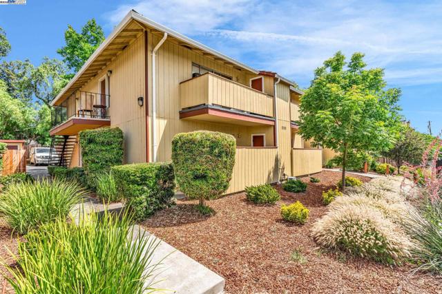 2170 Fremont St, Concord CA: https://media.crmls.org/mediaz/8a6ed6e9-0a1d-48f6-bf30-a716f5c0f17b.jpg