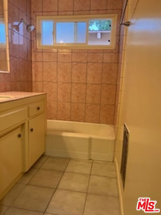 2635 W Imperial Highway, Inglewood CA: https://media.crmls.org/mediaz/8a6f2740-ef7e-4bdb-86f2-15d4ae98a30c.jpg
