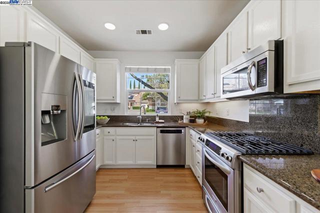 3989 Strafford Ct, Dublin CA: https://media.crmls.org/mediaz/8a6fe2f0-09ee-449c-a2e6-73d228b1bab4.jpg
