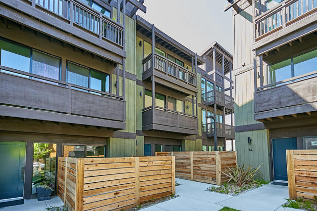 Detail Gallery Image 2 of 42 For 4201 Pennsylvania Ave #C2,  Glendale,  CA 91214 - 4 Beds | 4 Baths