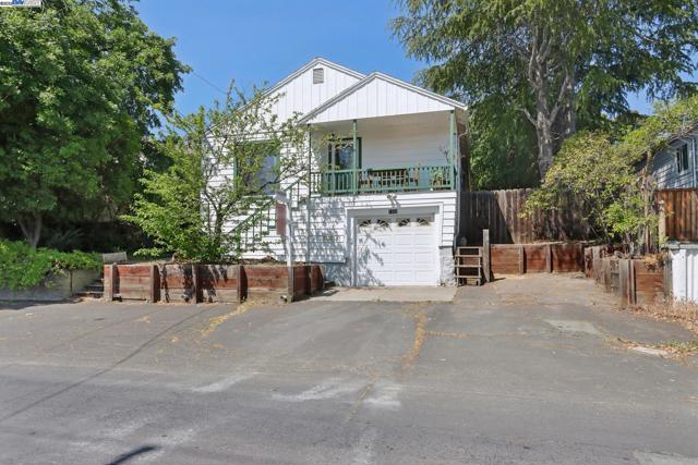 1101 Palm Avenue, Martinez CA: https://media.crmls.org/mediaz/8a709b38-548a-4690-9863-29582d8c51c4.jpg