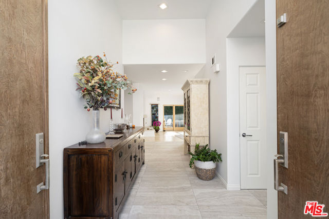1708 Clear View Drive, Beverly Hills CA: https://media.crmls.org/mediaz/8a71a8c5-da5d-41ce-a9ca-0b789b960e29.jpg