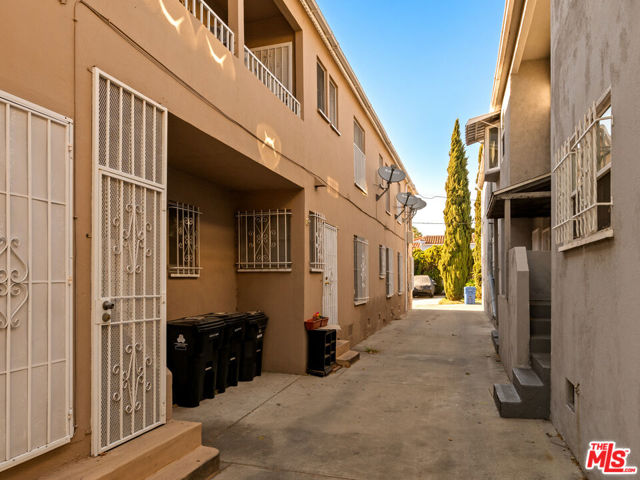 4196 5th Avenue, Los Angeles CA: https://media.crmls.org/mediaz/8a71bbf2-d6bd-402e-81e2-853660905b97.jpg