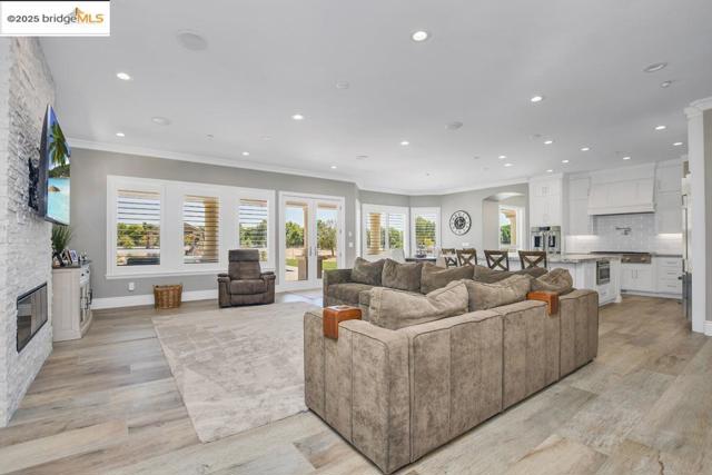 430 Ellisa Ln, Brentwood CA: https://media.crmls.org/mediaz/8a720316-03f0-4732-916c-4b2e38a84439.jpg