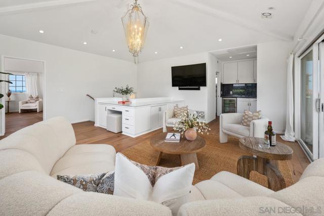 7505 Pepita Way, La Jolla CA: https://media.crmls.org/mediaz/8a724956-7932-4f4c-8af4-b9243c472336.jpg