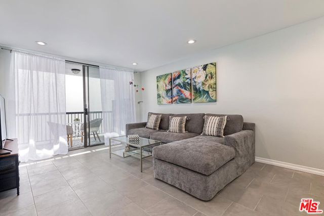 906 N Doheny Drive, West Hollywood CA: https://media.crmls.org/mediaz/8a72bd24-1d83-4b7a-b2c0-2751c77f5276.jpg
