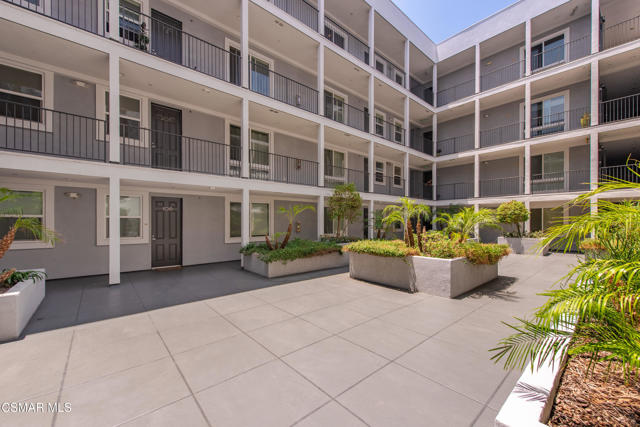 10878 Bloomfield Street, Toluca Lake CA: https://media.crmls.org/mediaz/8a72d310-122d-449b-aec3-badd5e2c5911.jpg