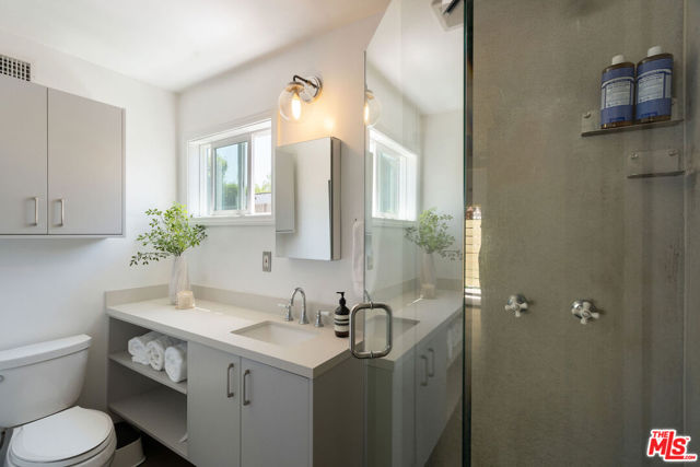 2311 Glencoe Avenue, Venice CA: https://media.crmls.org/mediaz/8a72e3ea-b7d2-4a6d-95ec-9f45354fc257.jpg