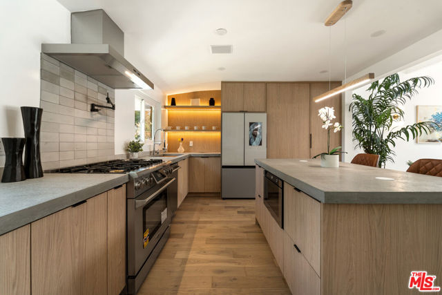 23020 Lita Place, Woodland Hills CA: https://media.crmls.org/mediaz/8a72e4f3-3977-4202-84ca-a51720103949.jpg