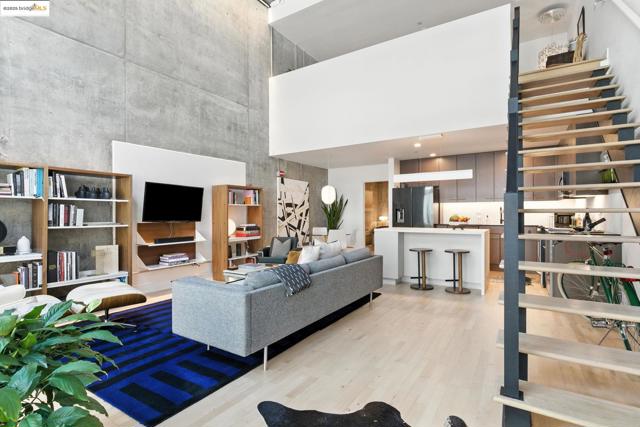 311 Oak St, Oakland CA: https://media.crmls.org/mediaz/8a72f61b-7983-4841-ace3-f2f5120ce928.jpg