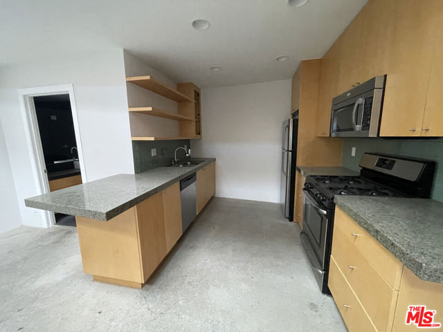 555 Rose Avenue, Venice CA: https://media.crmls.org/mediaz/8a733189-5edc-4610-bfda-c29b282f0bc0.jpg