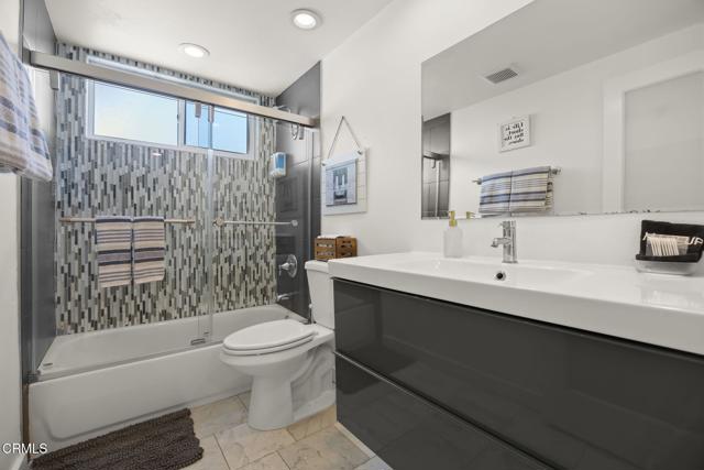 2924 Lakeshore Court, Oxnard CA: https://media.crmls.org/mediaz/8a7362f0-48b0-4318-8bae-b741a8f3ae7f.jpg