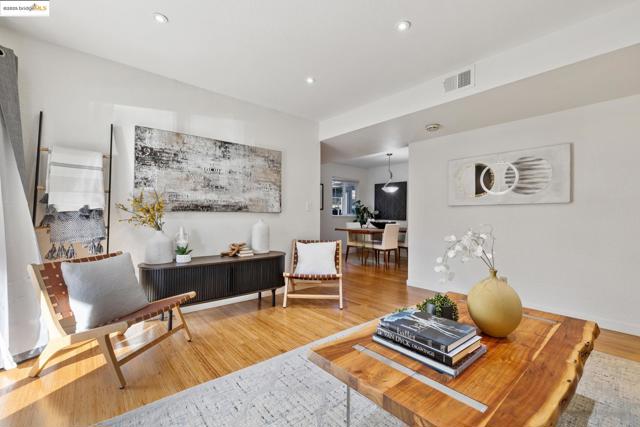 760 Canyon Oaks Dr, Oakland CA: https://media.crmls.org/mediaz/8a737070-9e8f-4876-bfbc-24cf1a95d51d.jpg