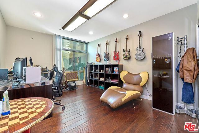 332 S Oxford Avenue, Los Angeles CA: https://media.crmls.org/mediaz/8a737560-702f-4f08-9b4c-67164aa99b14.jpg