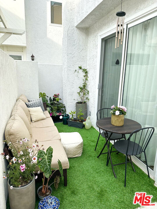 910 19th Street, Santa Monica CA: https://media.crmls.org/mediaz/8a74a193-1437-4184-bc5f-944d3f8b60bc.jpg