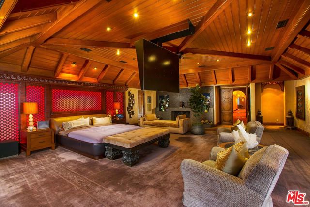 10066 Cielo Drive, Beverly Hills CA: https://media.crmls.org/mediaz/8a74b84c-d22f-4da3-bcb9-6cfc4df14377.jpg
