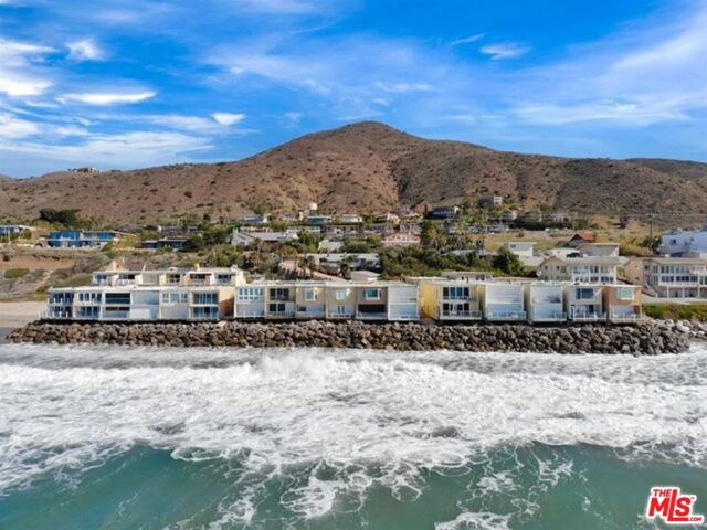 11770 Pacific Coast Highway, Malibu CA: https://media.crmls.org/mediaz/8a75690f-97d4-46cd-a966-d9119ea0c96e.jpg