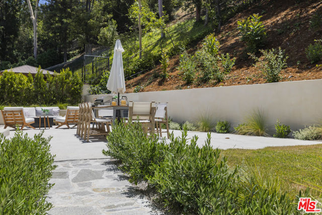 11268 Dona Lola Drive, Studio City CA: https://media.crmls.org/mediaz/8a759865-7aa9-4ec6-b1b6-15f9a9c7d46e.jpg