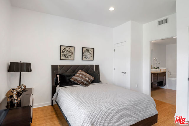 13045 Pacific Promenade, Playa Vista CA: https://media.crmls.org/mediaz/8a765607-a843-48fd-b4dc-1a2074c532c7.jpg