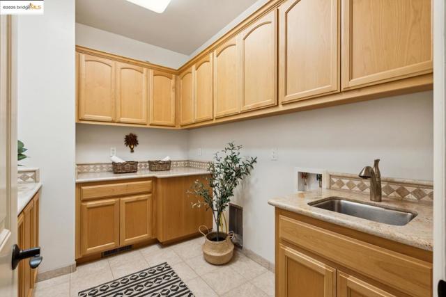 3244 Ridgeview PL, Hayward CA: https://media.crmls.org/mediaz/8a76a956-8b29-4914-9ac9-38b8d5484e42.jpg
