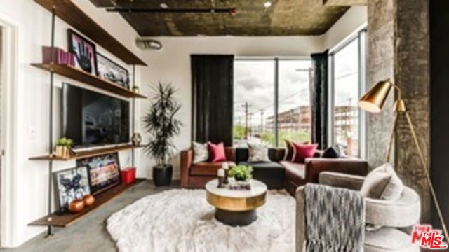 695 S Santa Fe Avenue, Los Angeles CA: https://media.crmls.org/mediaz/8a76b1b7-bb5b-4615-a1dc-0775199e7e73.jpg