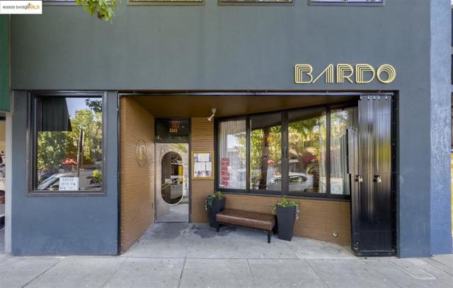 383 Staten Ave, Oakland CA: https://media.crmls.org/mediaz/8a774c8b-8cdd-45c0-93cf-c0c6a2d4b6b4.jpg