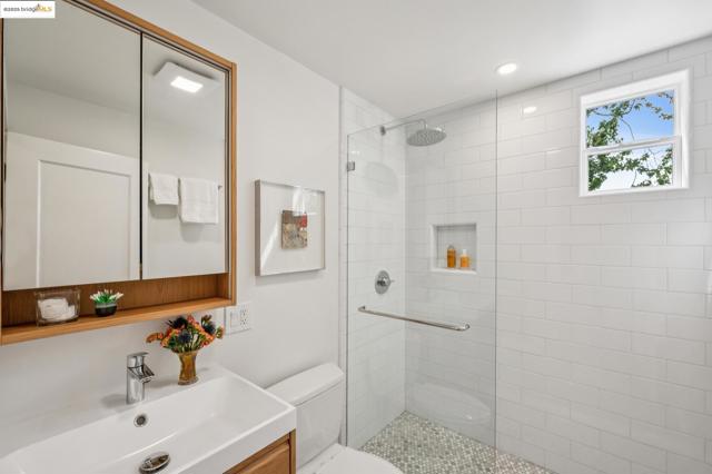 485 Hardy St, Oakland CA: https://media.crmls.org/mediaz/8a776089-065a-466d-bc9d-06095f6138f5.jpg