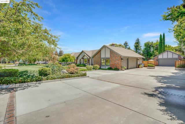 2960 Almondwood Pl, Oakley CA: https://media.crmls.org/mediaz/8a77bb2a-9d6b-4135-9fcd-63f184dd5d72.jpg