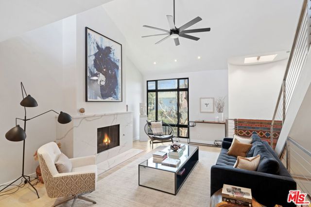 2108 Neilson Way, Santa Monica CA: https://media.crmls.org/mediaz/8a77faae-14ae-481e-9e7e-f61c736e238b.jpg