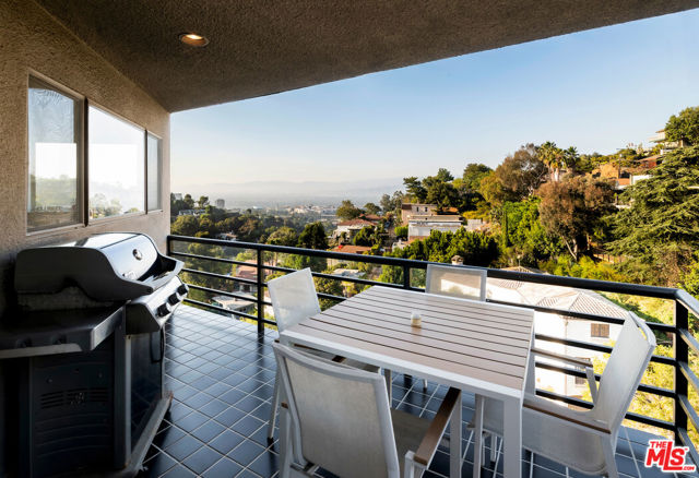 7265 Caverna Drive, Los Angeles CA: https://media.crmls.org/mediaz/8a78c9eb-9dfa-4958-83cb-09735d30bd89.jpg