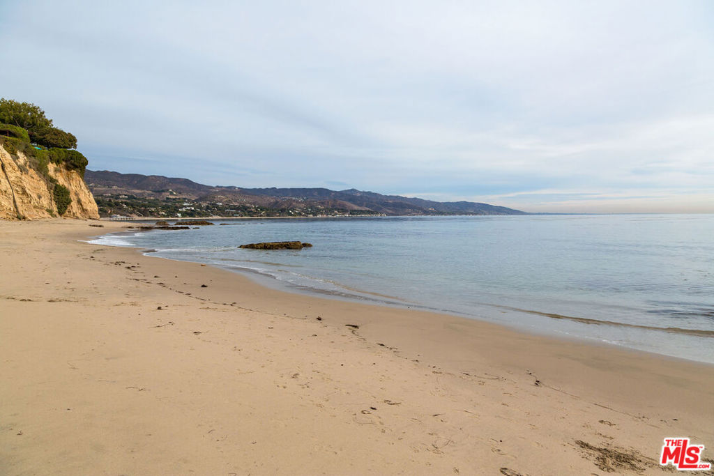 https://media.crmls.org/mediaz/8a796272-ca5e-47ae-867f-b186268a7ee1.jpg?preset=X-Large
