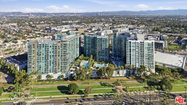 13700 Marina Pointe Drive, Marina del Rey CA: https://media.crmls.org/mediaz/8a7995f0-a846-4b86-b970-fba9c6e0d694.jpg