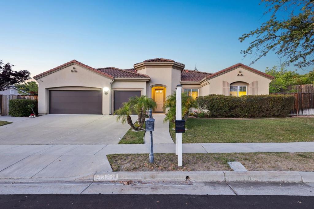 https://media.crmls.org/mediaz/8a79970a-09b6-41f6-9444-b535d1d184d2.jpg?preset=X-Large