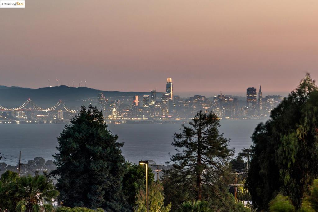 https://media.crmls.org/mediaz/8a79cb71-1846-4068-9f10-ab9e6adf669c.jpg?preset=X-Large