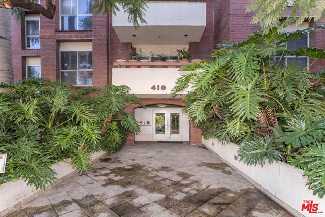 410 S Barrington Avenue, Los Angeles CA: https://media.crmls.org/mediaz/8a7a1299-370f-4f81-a3bc-875329048e1c.jpg