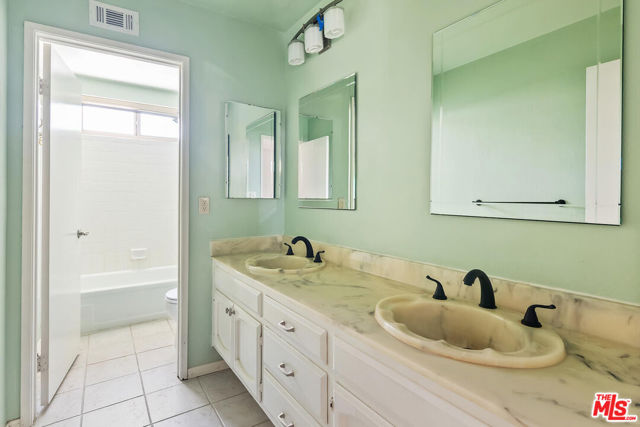 6263 Crebs Avenue, Tarzana CA: https://media.crmls.org/mediaz/8a7a3036-306f-4b2e-968a-7c5ea50852ab.jpg