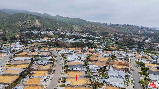3702 Oceanhill Way, Malibu CA: https://media.crmls.org/mediaz/8a7ade5b-5016-445e-9ada-64ab97f29aba.jpg