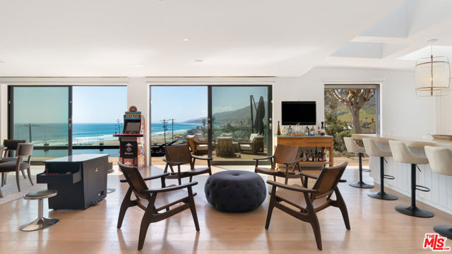 6463 Surfside Way, Malibu CA: https://media.crmls.org/mediaz/8a7d1e76-6257-4fb2-81f8-5ebcc49b544e.jpg