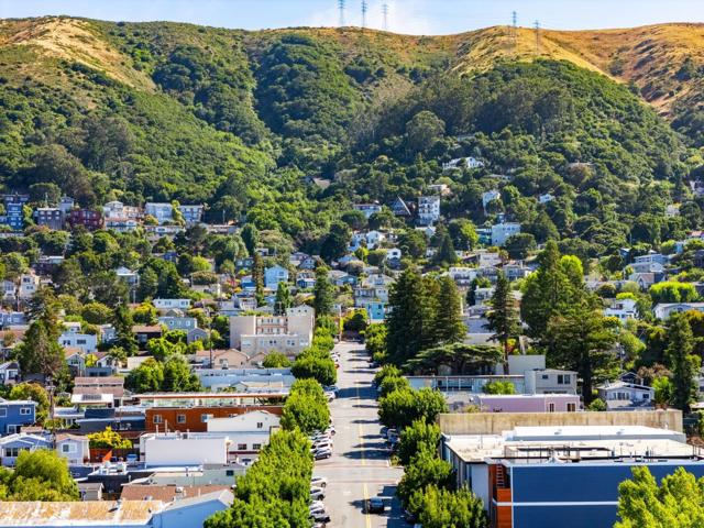 460 San Bruno Avenue, Brisbane CA: https://media.crmls.org/mediaz/8a7da9bc-4049-4424-8c19-91ae322aab6b.jpg