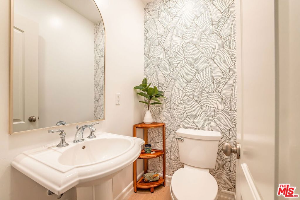 https://media.crmls.org/mediaz/8a7ddc98-acbd-4a8e-a37c-b0adbc6d9c67.jpg?preset=X-Large