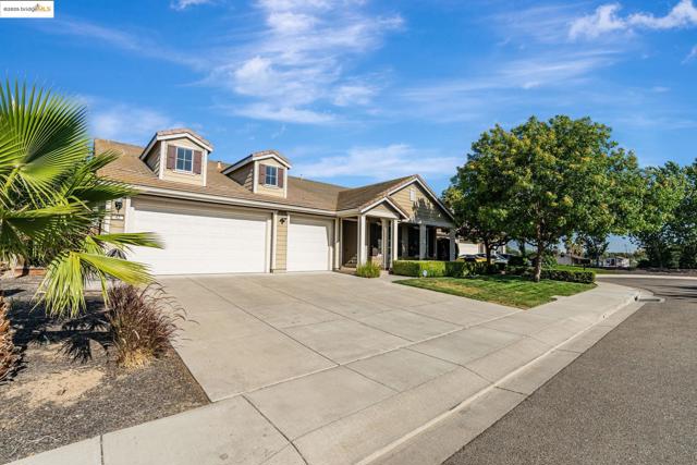 43 Sorrel Ct, Oakley CA: https://media.crmls.org/mediaz/8a7df578-aebc-4635-981e-9d911c99a022.jpg