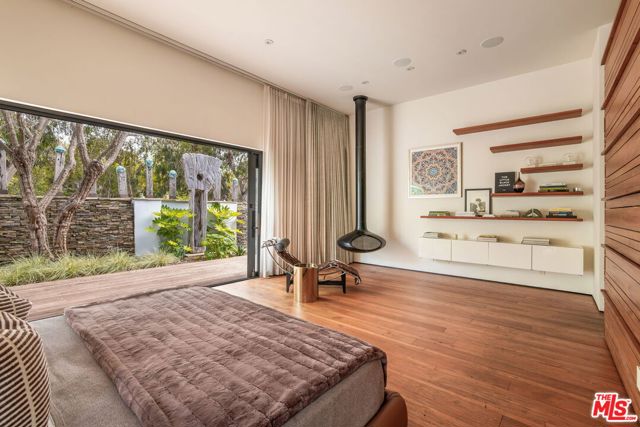 345 W Channel Road, Santa Monica CA: https://media.crmls.org/mediaz/8a7f5ce4-9bcc-4f75-a6b8-57246571fb9a.jpg
