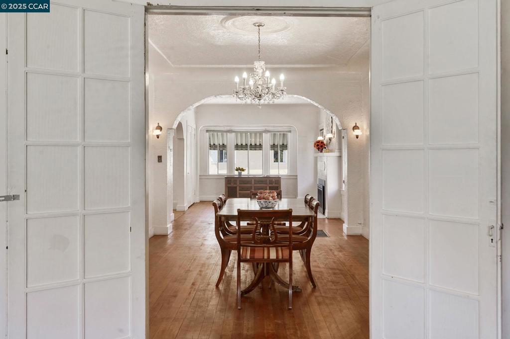 https://media.crmls.org/mediaz/8a8157fd-5ce3-4357-a1df-9d2aa3d9bc74.jpg?preset=X-Large