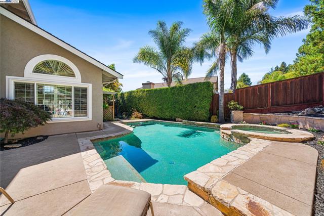 639 Canyon Crest Rd East, San Ramon CA: https://media.crmls.org/mediaz/8a815d0e-4aab-4047-8702-5b7be4d548eb.jpg